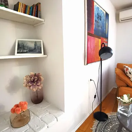 Max's Downtown Oasis זאדאר