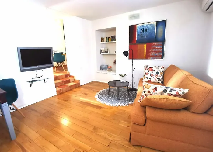 Max's Downtown Oasis *