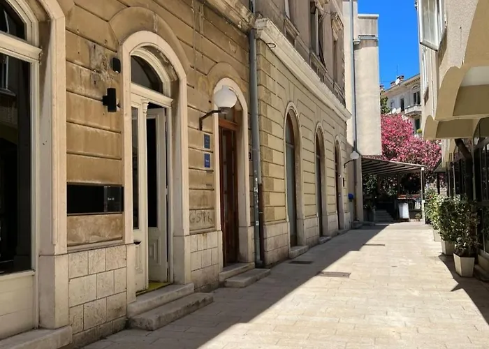 Max's Downtown Oasis زادار